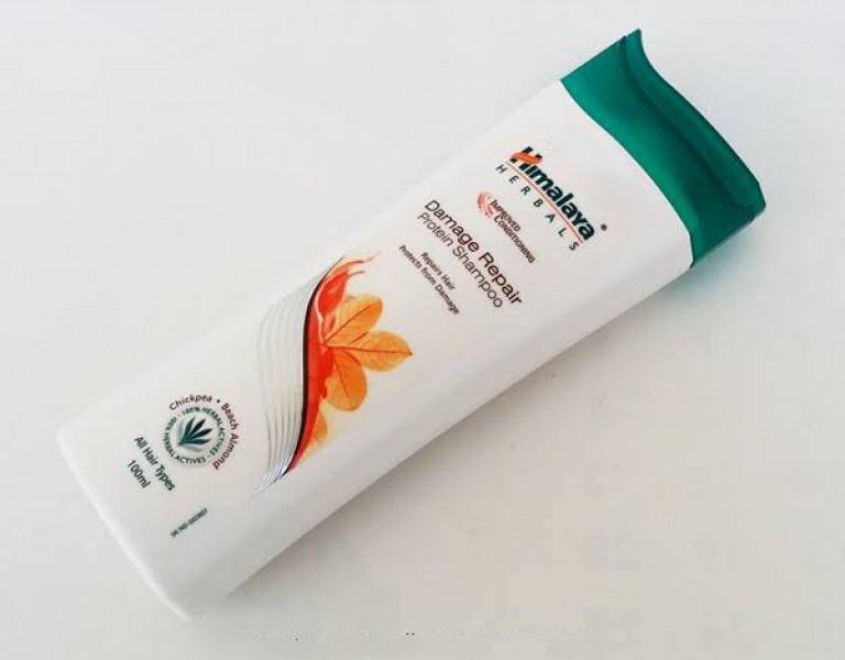 A bottle of Himalaya's Damage Repair Protein Shampoo 100 ml