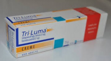 A box pack of Generic Hydroquinone (4%) + Tretinoin (0.05%) + Fluocinolone acetonide (0.01%) 15 gm Cream